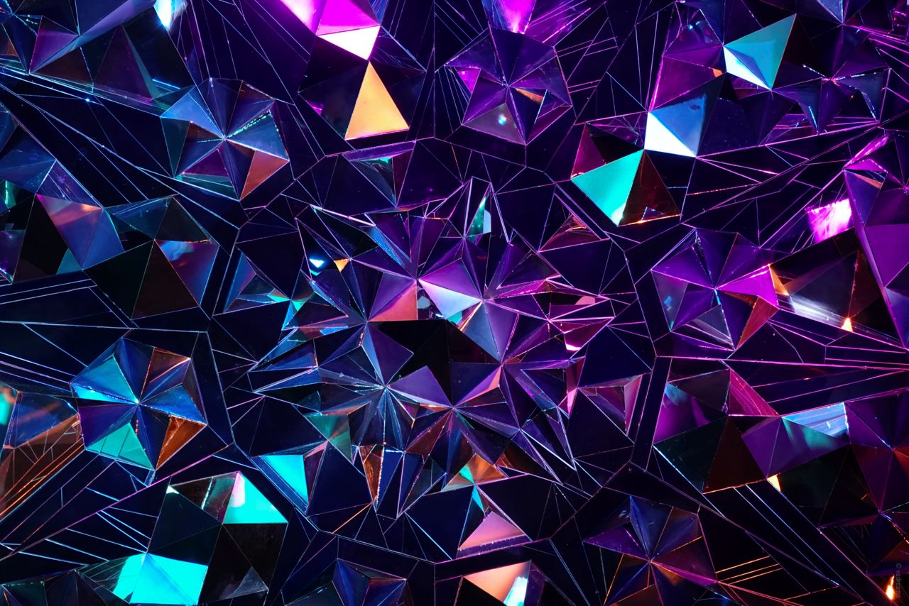 Dreiecke fliegen durch einen spacigen Raum