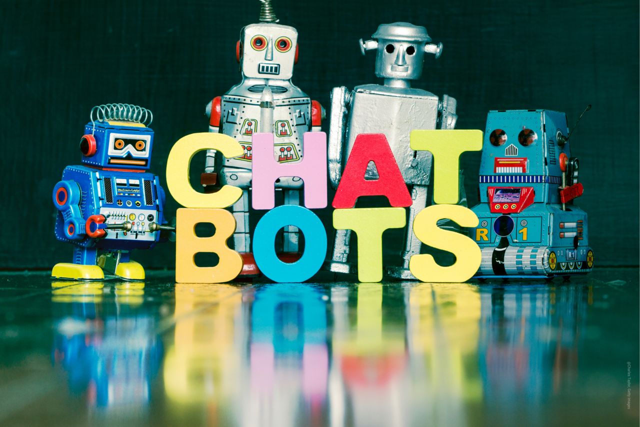 Chatbot-Figuren nebeneinander