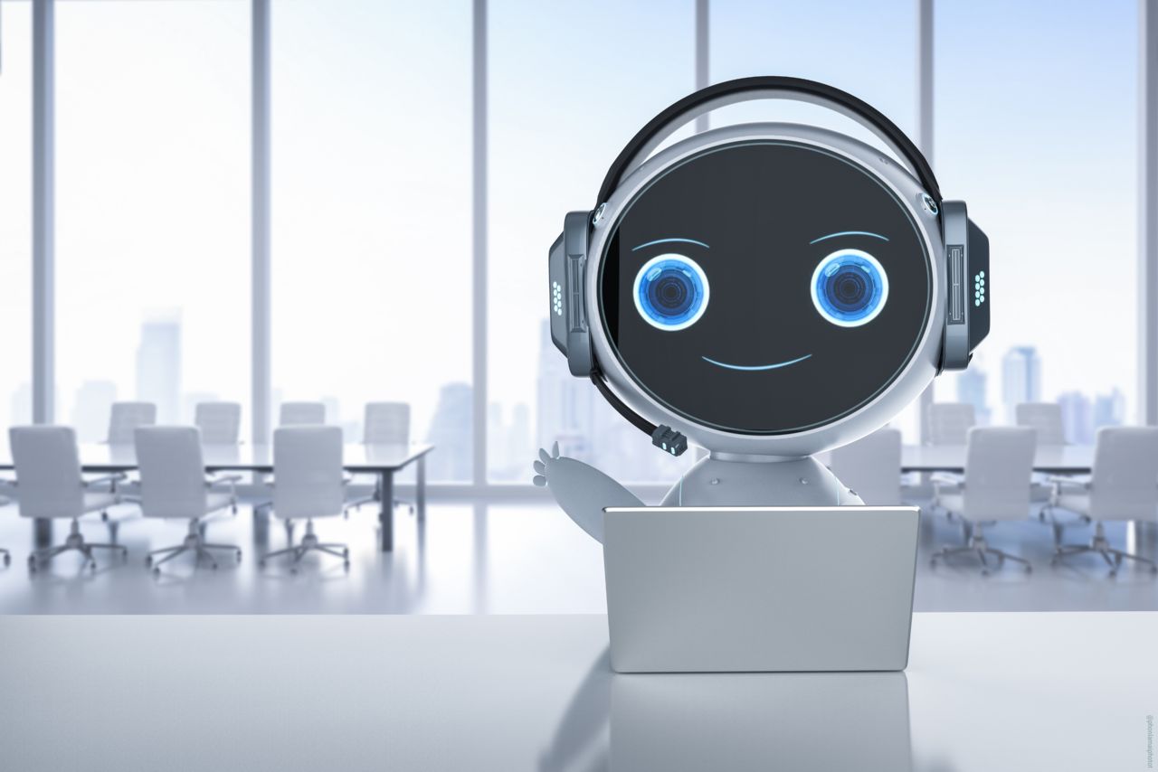 Chatbot im Büro vor dem Laptop