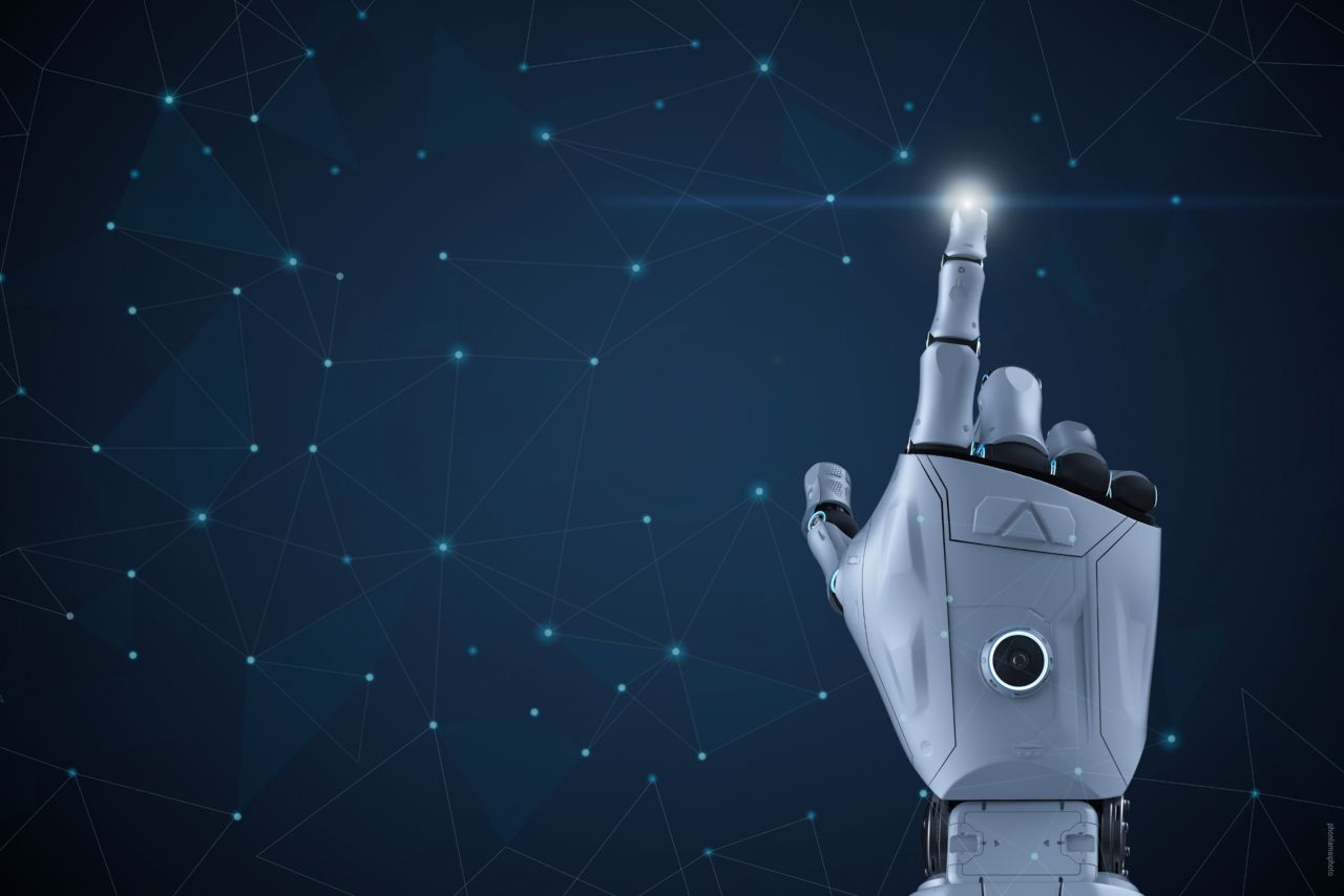 Zeigefinger eines Robotors vor einem dunklen Hintergrund