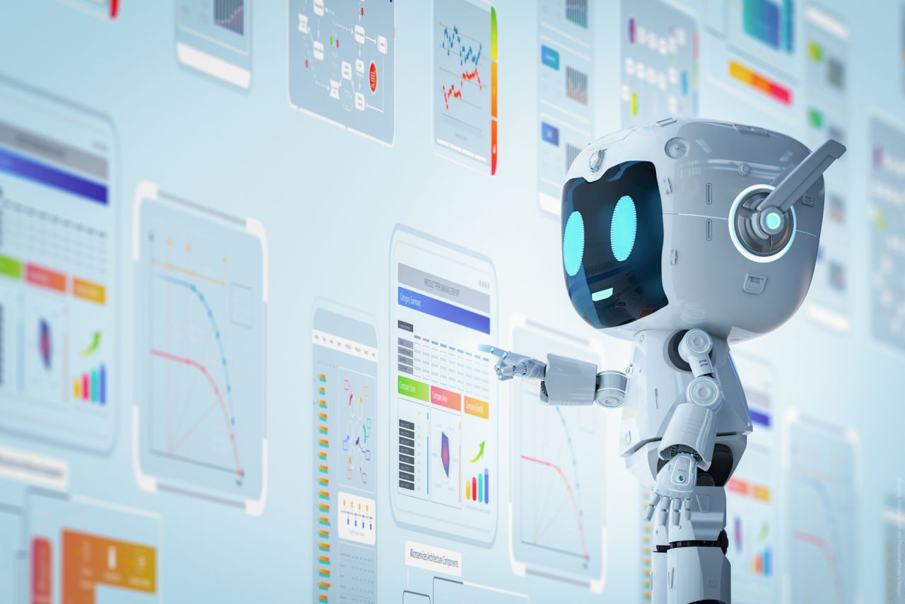 Kleiner Roboter zeigt auf Infografiken